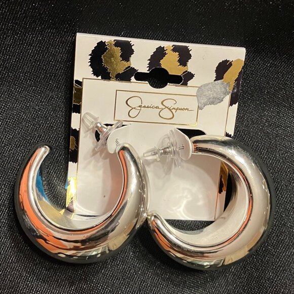 Jessica Simpson Chunky Silver Hoop Earrings Featuring a Distinctive Oval Design - Picture 1 of 4